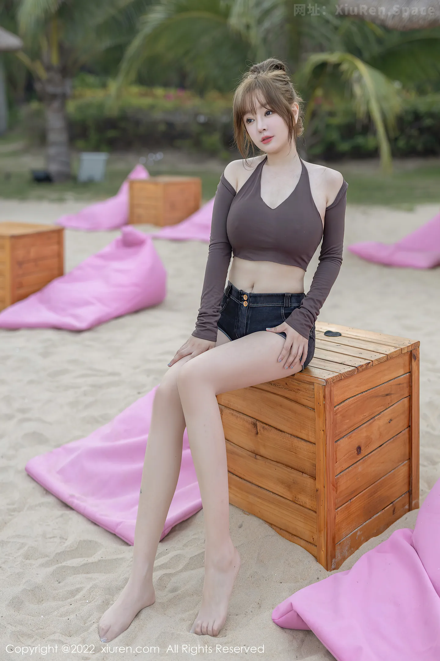 图片[3]-[XiuRen秀人网] VOL.5281 女神王雨纯海南万宁旅拍性感收身衣配短裤秀曼妙身材诱惑写真58P-秀人网官方网站